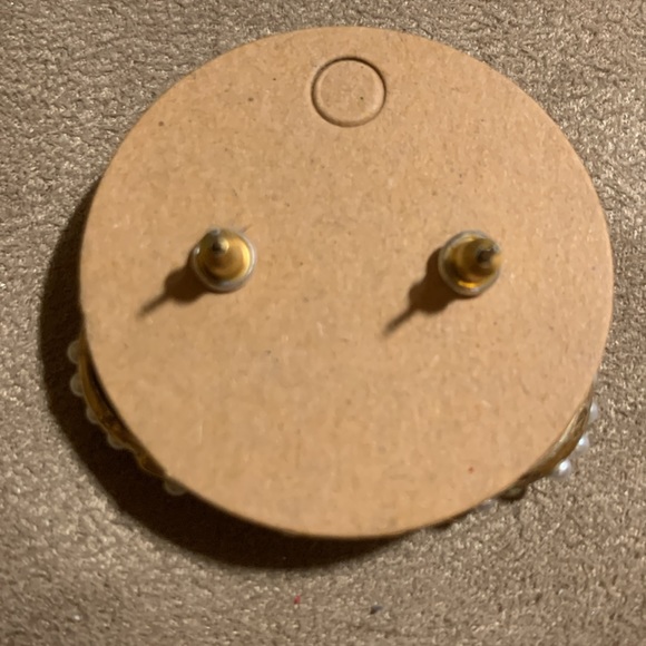 ⭐️*2/$10*⭐️Faux seed pearl and gold twist knot earrings-BRAND NEW - Picture 4 of 4